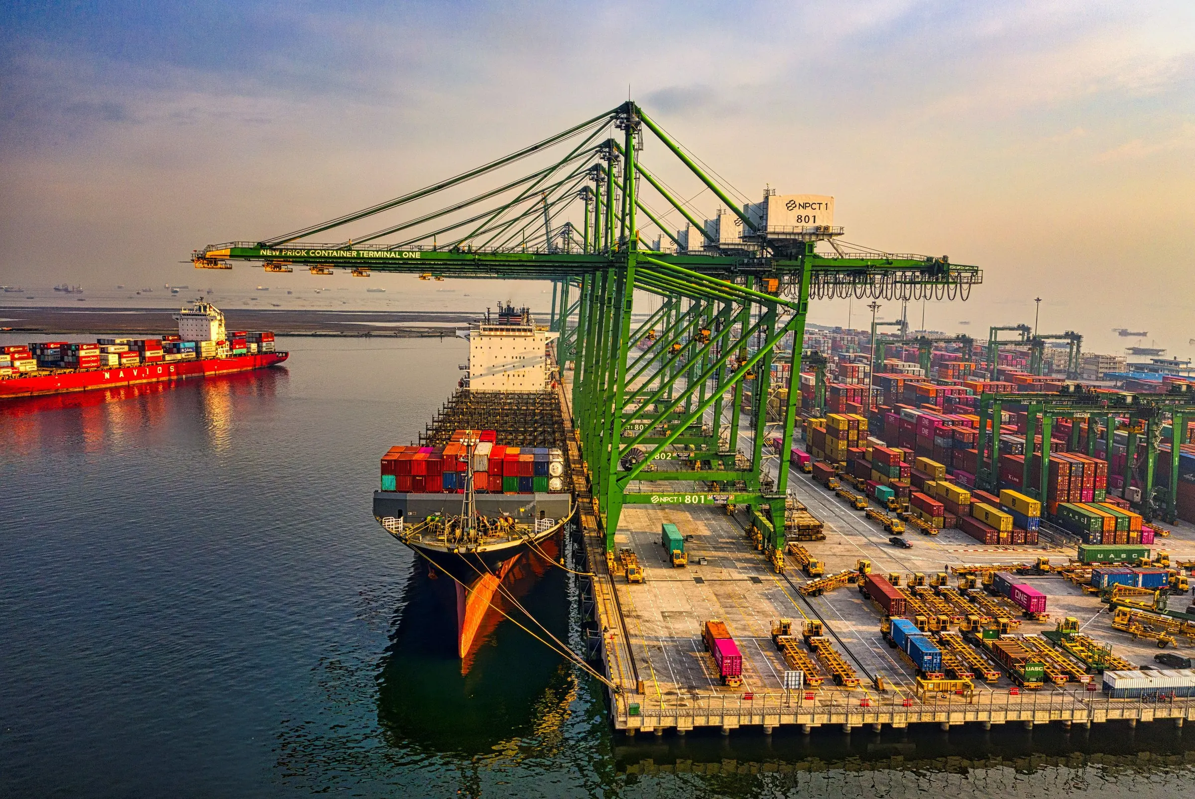 Cảng container nhìn từ trên cao với tàu hàng đang cập cầu