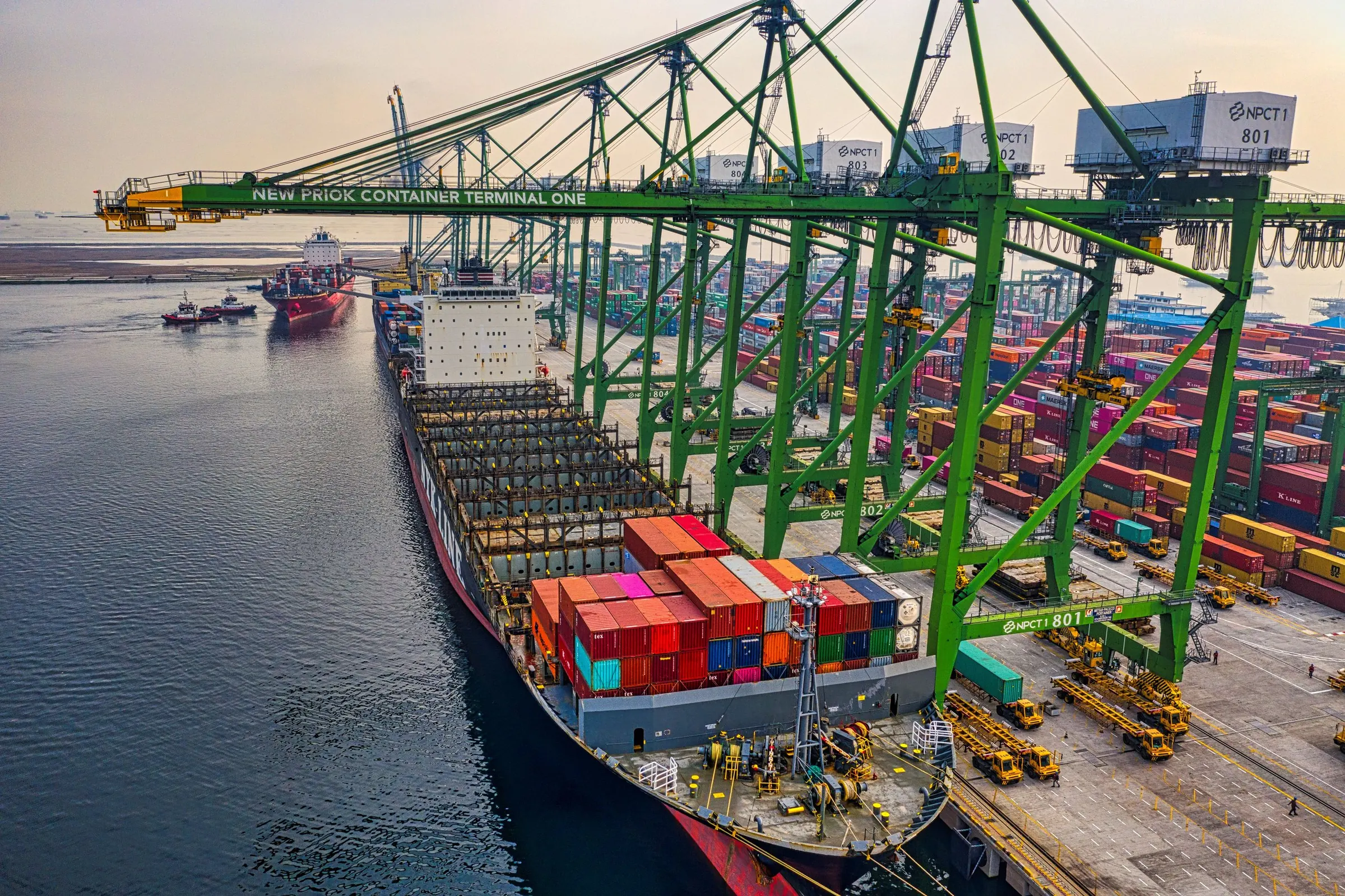 Tàu container cập cảng
